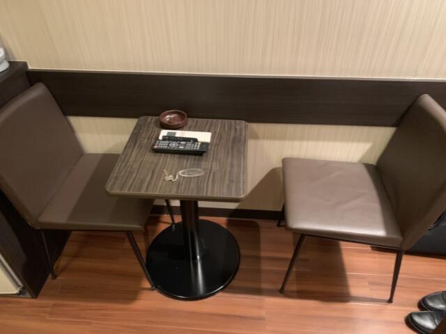 ホテル ピュア・アジアン(墨田区/ラブホテル)の写真『201号室　腰掛け椅子と机』by 東京都