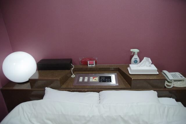 ホテル苺 / 苺 GRANDE(台東区/ラブホテル)の写真『301号室　枕元の設備』by マーケンワン
