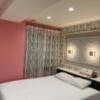 ホテルマーブル(品川区/ラブホテル)の写真『401号室　かわいい感じの内装でした。洗面所は水玉模様の壁紙でした。』by お魚天国