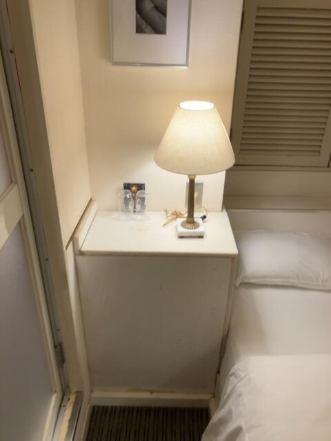 HOTEL Young Inn.(ヤング イン)(新宿区/ラブホテル)の写真『313号室　ベッド脇のサイドテーブルとランプ』by hireidenton