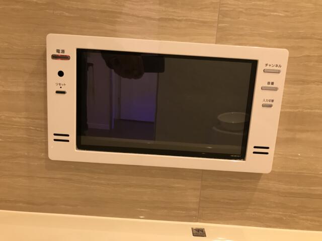 HOTEL AMAN(アマン)(浜松市/ラブホテル)の写真『227号室　浴室テレビ』by ま〜も〜る〜