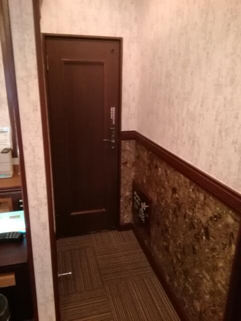 隠家(ajito) HOTEL555御殿場2(御殿場市/ラブホテル)の写真『22号室、奥に謎の扉があります。(22.11)』by キジ