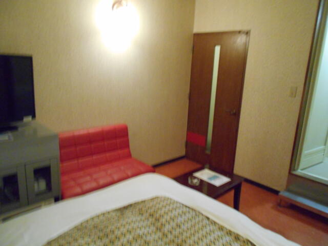 ホテルシティ(立川市/ラブホテル)の写真『303号室、部屋奥から』by もんが～