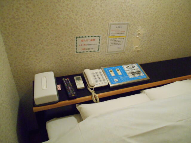 ホテルシティ(立川市/ラブホテル)の写真『303号室、ベッドサイド』by もんが～