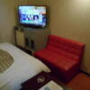 ホテルシティ(立川市/ラブホテル)の写真『303号室、テレビとソファー』by もんが～