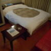 ホテルシティ(立川市/ラブホテル)の写真『303号室、ベッドとテーブル』by もんが～