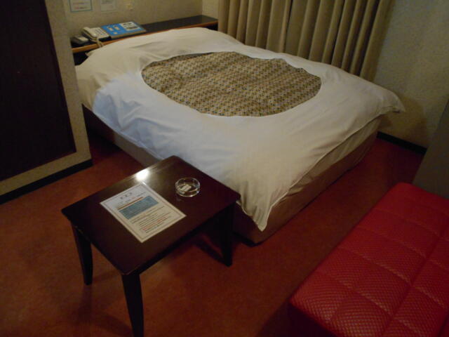 ホテルシティ(立川市/ラブホテル)の写真『303号室、ベッドとテーブル』by もんが～