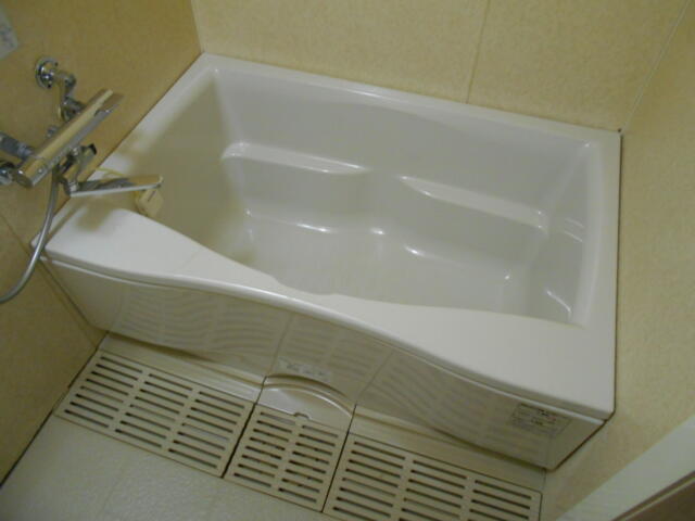 ホテルシティ(立川市/ラブホテル)の写真『303号室、浴槽』by もんが～