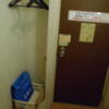 ホテルシティ(立川市/ラブホテル)の写真『303号室、入り口ドアとハンガー、タオルなど』by もんが～