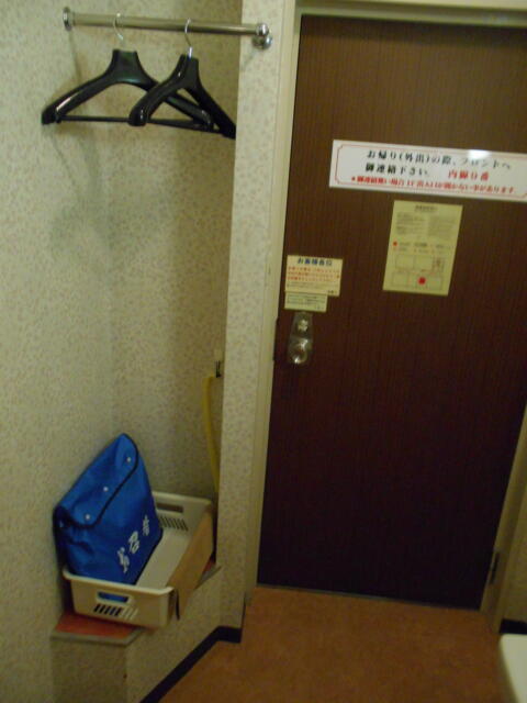 ホテルシティ(立川市/ラブホテル)の写真『303号室、入り口ドアとハンガー、タオルなど』by もんが～
