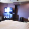 HOTEL SOL 福岡（ソル）(福岡市中央区/ラブホテル)の写真『602号室　ソファ・テーブルと大型TV、手前にベッドがある。』by 猫饅頭