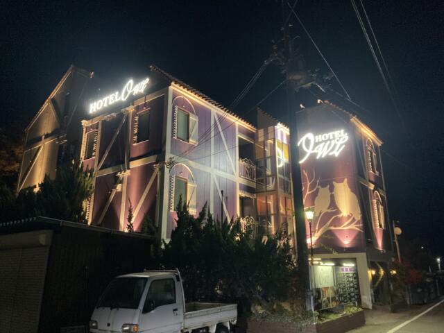 HOTEL OWL (ホテル アウル)(彦根市/ラブホテル)の写真『夜の外観』by まさおJリーグカレーよ