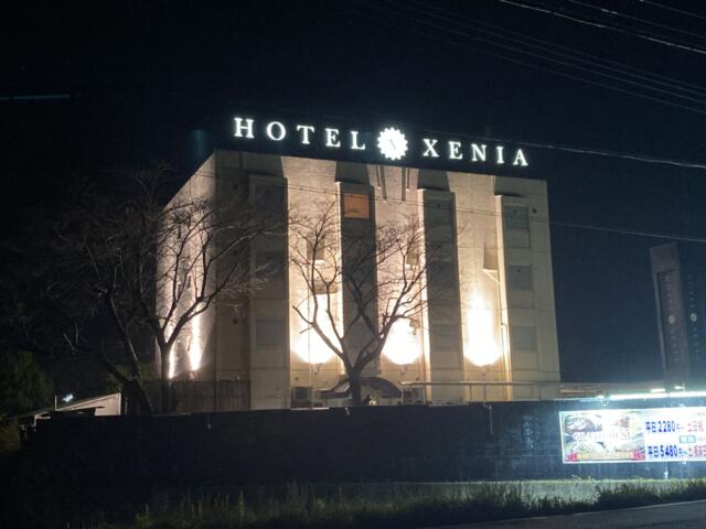 HOTEL Xenia三雲店（ジィニア）(湖南市/ラブホテル)の写真『夜の外観』by まさおJリーグカレーよ