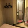 HOTEL アムール(台東区/ラブホテル)の写真『205号室　ベッド下のハンガーと浴室』by みこすりはん
