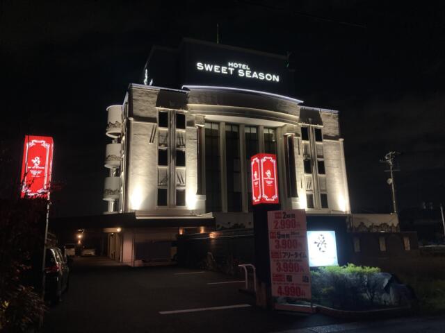 SWEET SEASON（スイートシーズン）(羽島市/ラブホテル)の写真『夜の外観』by まさおJリーグカレーよ