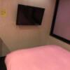 HOTEL アムール(台東区/ラブホテル)の写真『305号室　ベッド下壁にテレビ』by みこすりはん