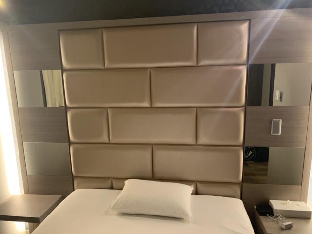 ホテル大山(新宿区/ラブホテル)の写真『104号室　ベッド周り』by 東京都