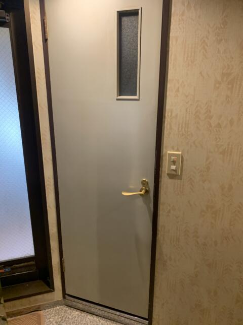 ドルフィン(新宿区/ラブホテル)の写真『302号室　トイレ扉』by 東京都
