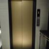 HOTEL Villa Senmei(ヴィラ センメイ）(大田区/ラブホテル)の写真『２階エレベーター前』by なめろう