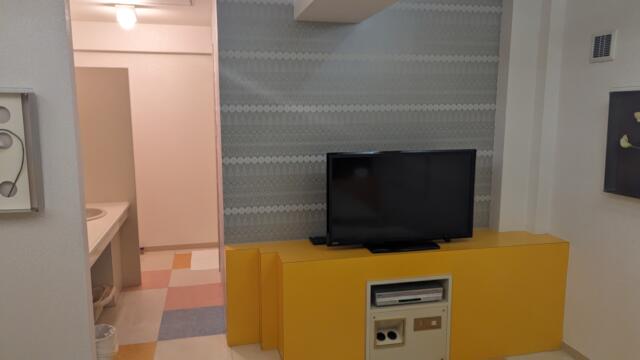 ティファナ・イン(浜松市/ラブホテル)の写真『205号室 テレビ周辺』by クワッグ