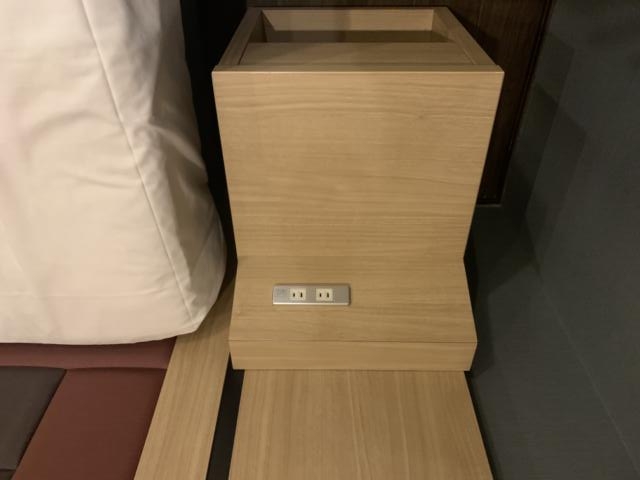 ホテル中山(新宿区/ラブホテル)の写真『202号室　ベッド右側物置き場』by 東京都