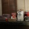 ホテルRPLUS（アールプラス）(八千代市/ラブホテル)の写真『コーヒーメーカーと左側に平積みされたお道具箱？の中にはコスプレ衣装』by festa9
