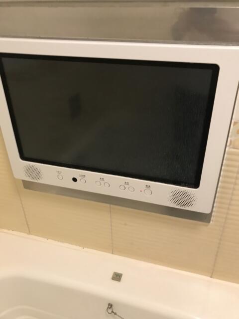 新宿ジャルディーノ(新宿区/ラブホテル)の写真『浴室のTV』by 少佐