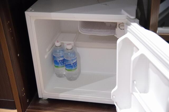 HOTEL GRANDE(川口市/ラブホテル)の写真『404号室　持込用冷蔵庫の中のサービスドリンク』by マーケンワン