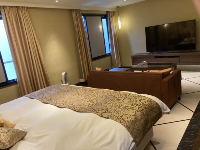 ホテル Swing（スウィング）(神戸市中央区/ラブホテル)の写真『503号室　ベッド側から部屋全景』by 風のヒューイ