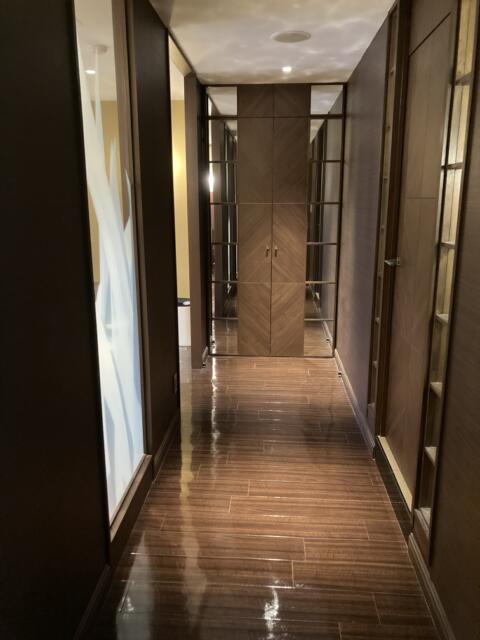 ホテル Swing（スウィング）(神戸市中央区/ラブホテル)の写真『503号室　廊下』by 風のヒューイ
