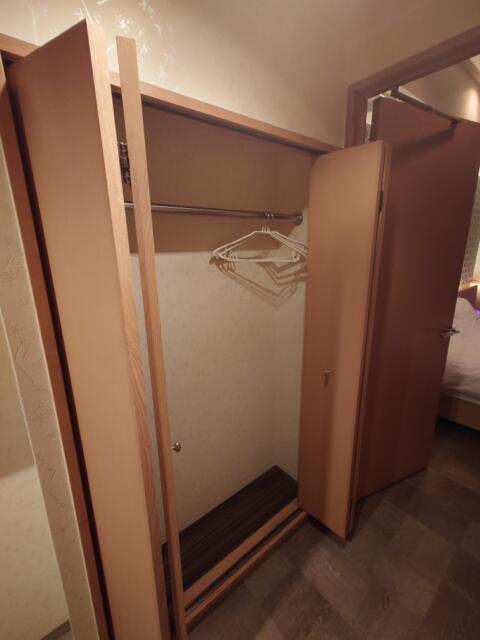 HOTEL555錦糸町店(墨田区/ラブホテル)の写真『606号室クローゼット』by そこそこの人生
