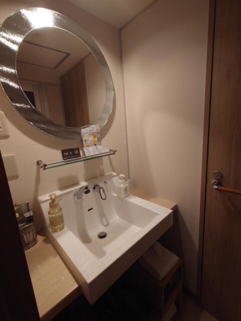 HOTEL555錦糸町店(墨田区/ラブホテル)の写真『606号室洗面台』by そこそこの人生