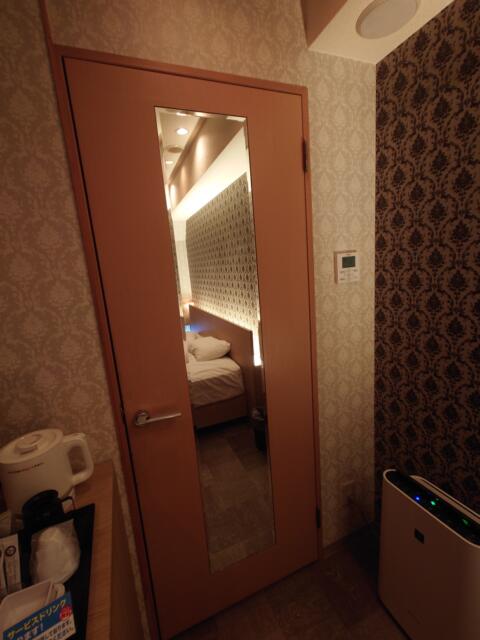 HOTEL555錦糸町店(墨田区/ラブホテル)の写真『606号室ドアの鏡』by そこそこの人生