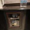 HOTEL EXE ANNEX(エグゼ アネックス)(台東区/ラブホテル)の写真『302号室 食器棚、無料ミネラルウォーター』by よしわランド