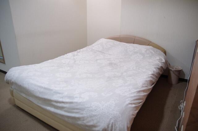 ホテル エスター(横浜市中区/ラブホテル)の写真『307号室　ベッド』by マーケンワン