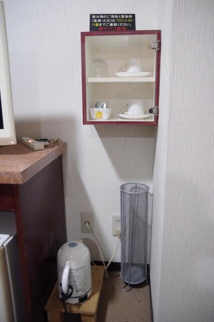 ホテル エスター(横浜市中区/ラブホテル)の写真『307号室　茶器類と傘立て』by マーケンワン