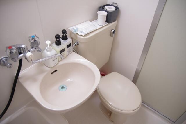 ホテル エスター(横浜市中区/ラブホテル)の写真『307号室　洗面台とトイレ』by マーケンワン