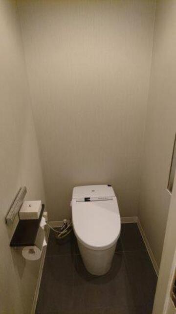 HEART HOTEL(渋谷区/ラブホテル)の写真『トイレ（ウォシュレットはTOTO製、自動開閉式）』by 格付屋