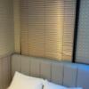 モンタナ ホテル(豊島区/ラブホテル)の写真『102号室　ベッド脇にある窓』by hireidenton