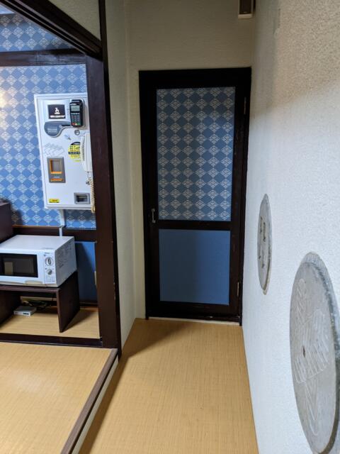 HOTEL LEGIAN（レギャン）(浜松市/ラブホテル)の写真『１５号室（正面扉は風呂＆洗面所＆トイレ）』by マーシ