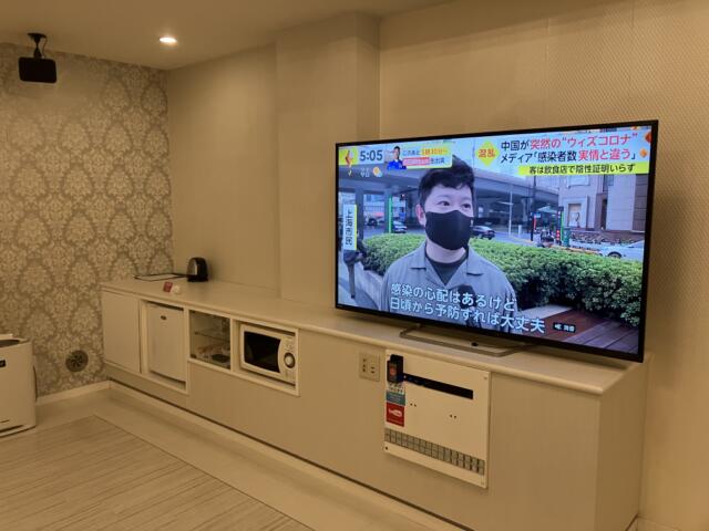 HOTEL SARA SWEET（サラスイート）(久喜市/ラブホテル)の写真『305 TVと収納台』by festa9