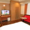 ホテル DUO-M （デュオエム）(福岡市中央区/ラブホテル)の写真『201号室、ベッドから見る。中央は大型TV、引き出しには冷蔵庫など。』by 猫饅頭