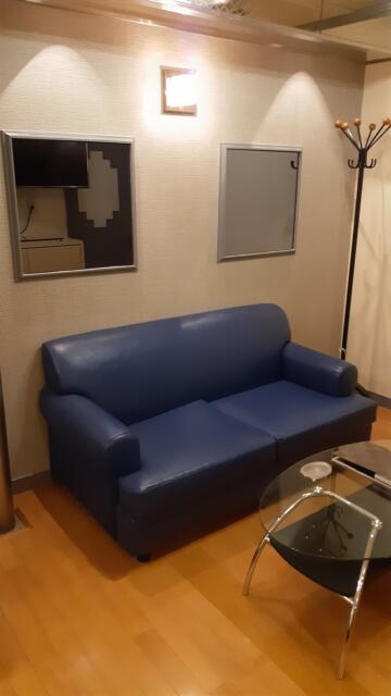 ミンク町田(相模原市/ラブホテル)の写真『302号室　ソファ』by 新アッキー