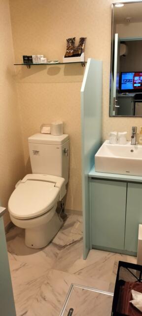 ホテル アトランタ(豊島区/ラブホテル)の写真『402号室　トイレ&amp;洗面所』by ところてんえもん
