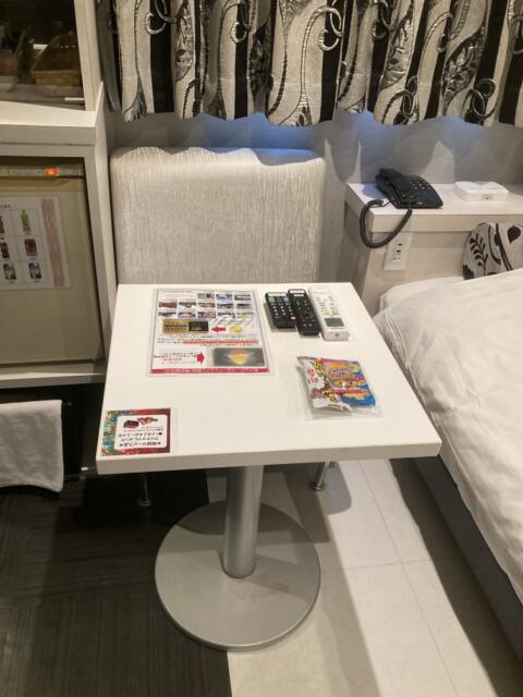 HOTEL leo 常磐町(レオ)(静岡市葵区/ラブホテル)の写真『401号室　テーブル、椅子』by まさおJリーグカレーよ