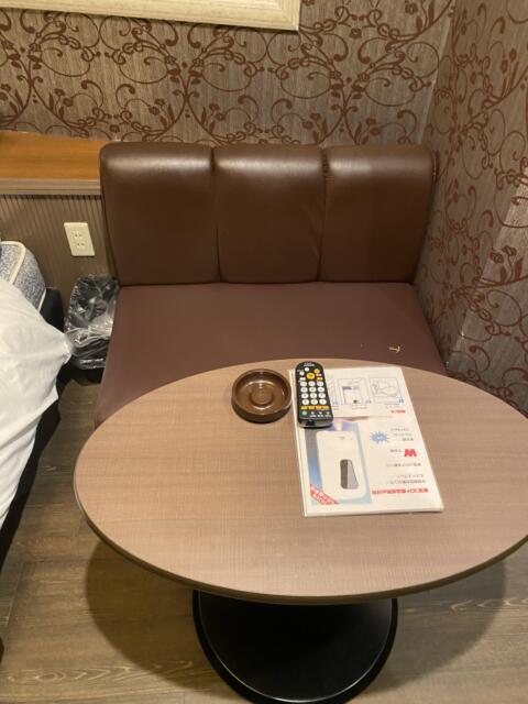 ホテル プランタン(台東区/ラブホテル)の写真『201号室(ソファ、テーブル)』by こねほ