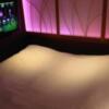 IKASU HOTEL(八王子市/ラブホテル)の写真『八王子のIKASU HOTELの102室のベッドです。ベッドが低くて周りが照明つきの壁に囲まれていてちょっとAVっぽい造りです。』by マックさん