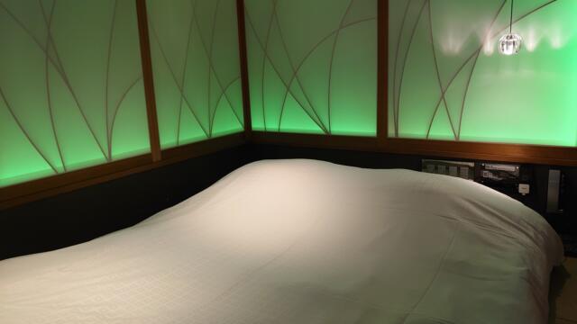 IKASU HOTEL(八王子市/ラブホテル)の写真『八王子のIKASU HOTELの102室のベッドです。周りの壁の照明が色が切り替わります。低いベッドも相成ってプレイを演出します。』by マックさん