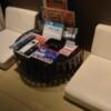 IKASU HOTEL(八王子市/ラブホテル)の写真『八王子のIKASU HOTELの102室のテーブル、座椅子。床の高さにそのままの高さは珍しいです。リビングっぽくていいですね。』by マックさん