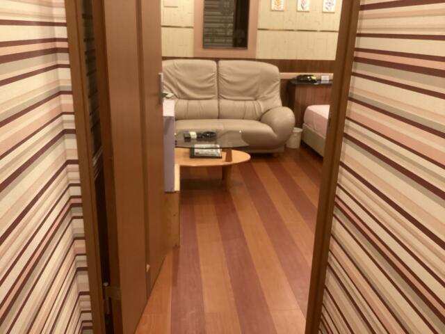 ホテル MARE（マーレ）(品川区/ラブホテル)の写真『203号室 前室から見た室内』by ACB48